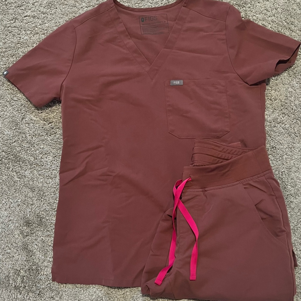 Figs Mauve Scrub Set. Top and bottoms